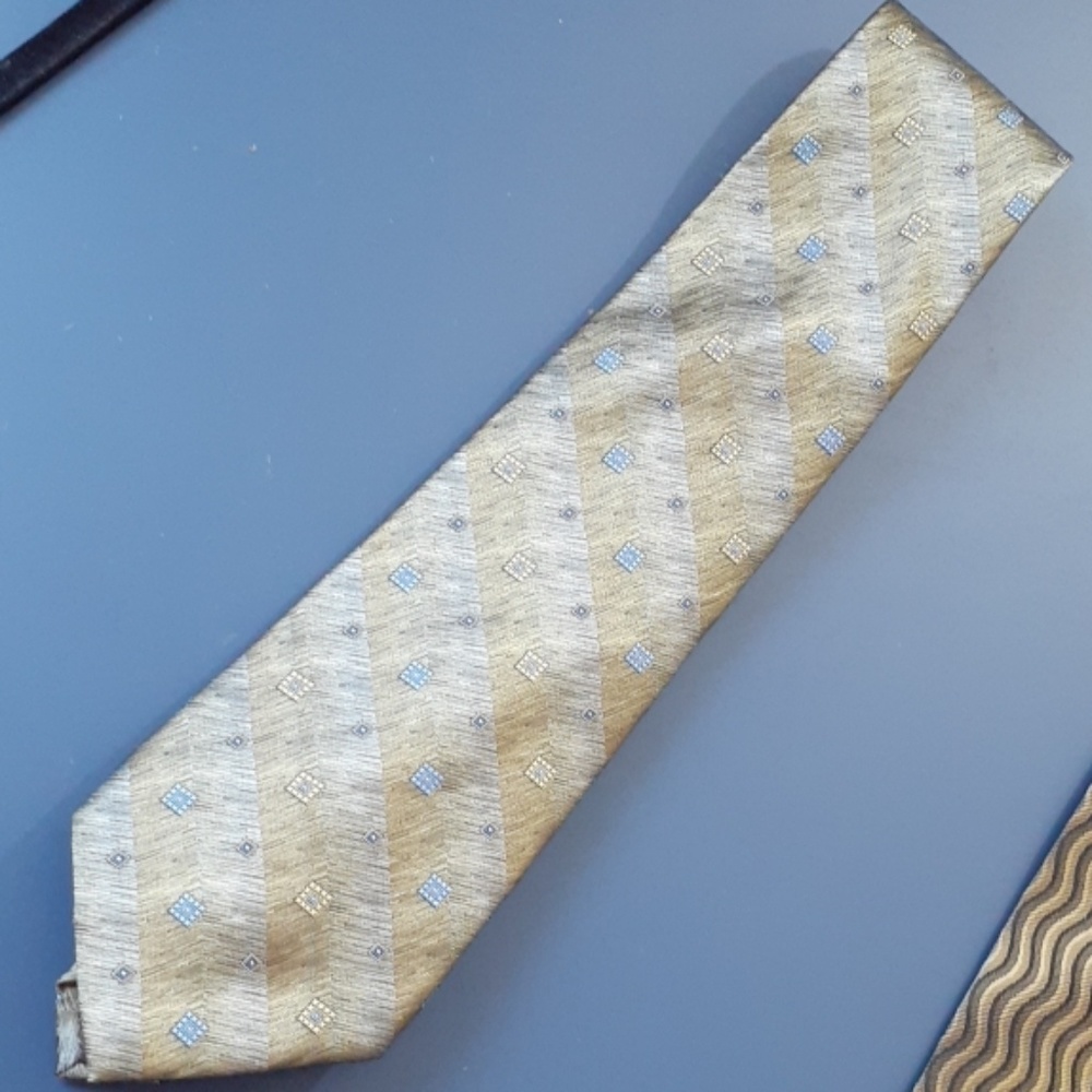 Burma Bibas Tie